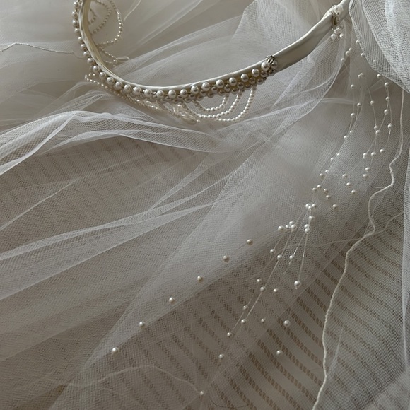 Elegant custom bridal veil 40” length pearl tiara headband flower bustle formal - Picture 10 of 12